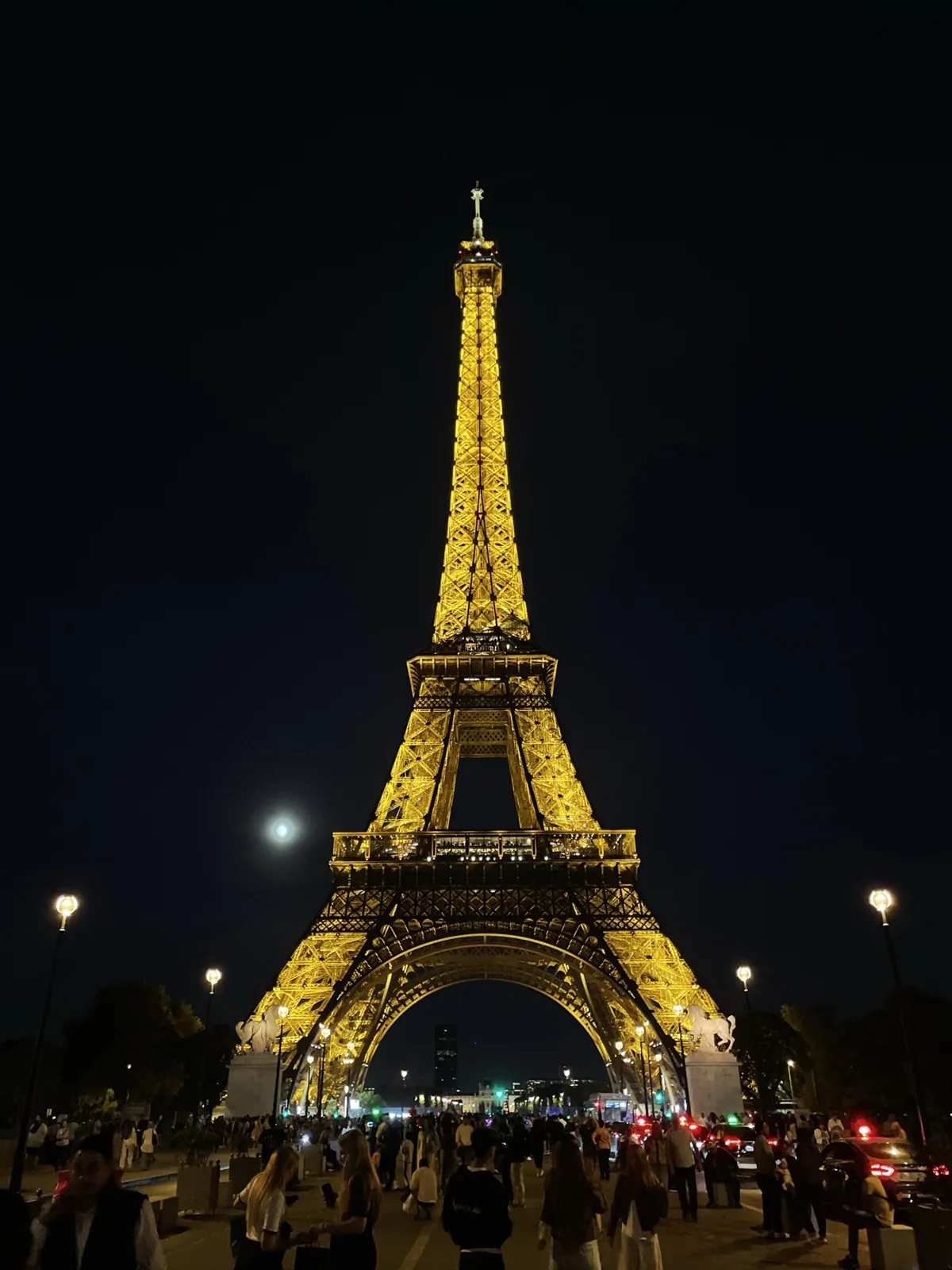 夜空に金色にライトアップされたエッフェル塔