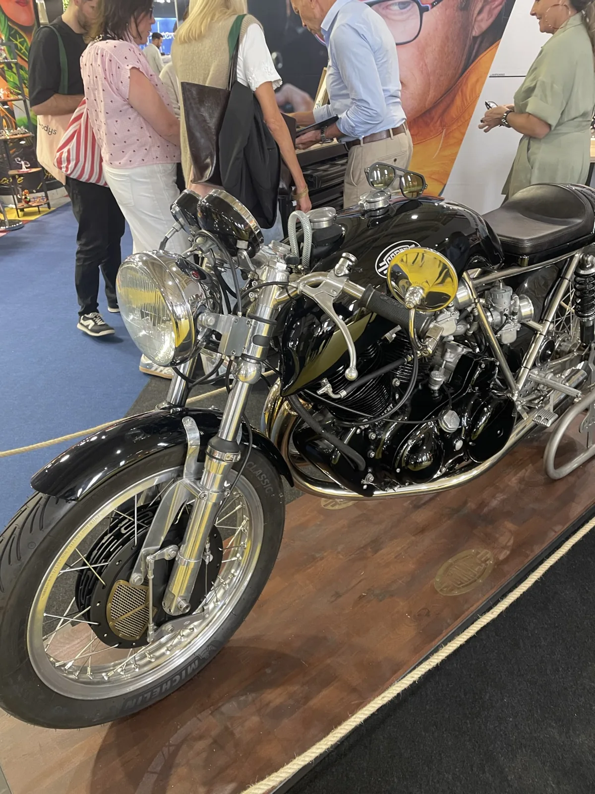 展示された黒いタンクと丸いヘッドライトのバイク