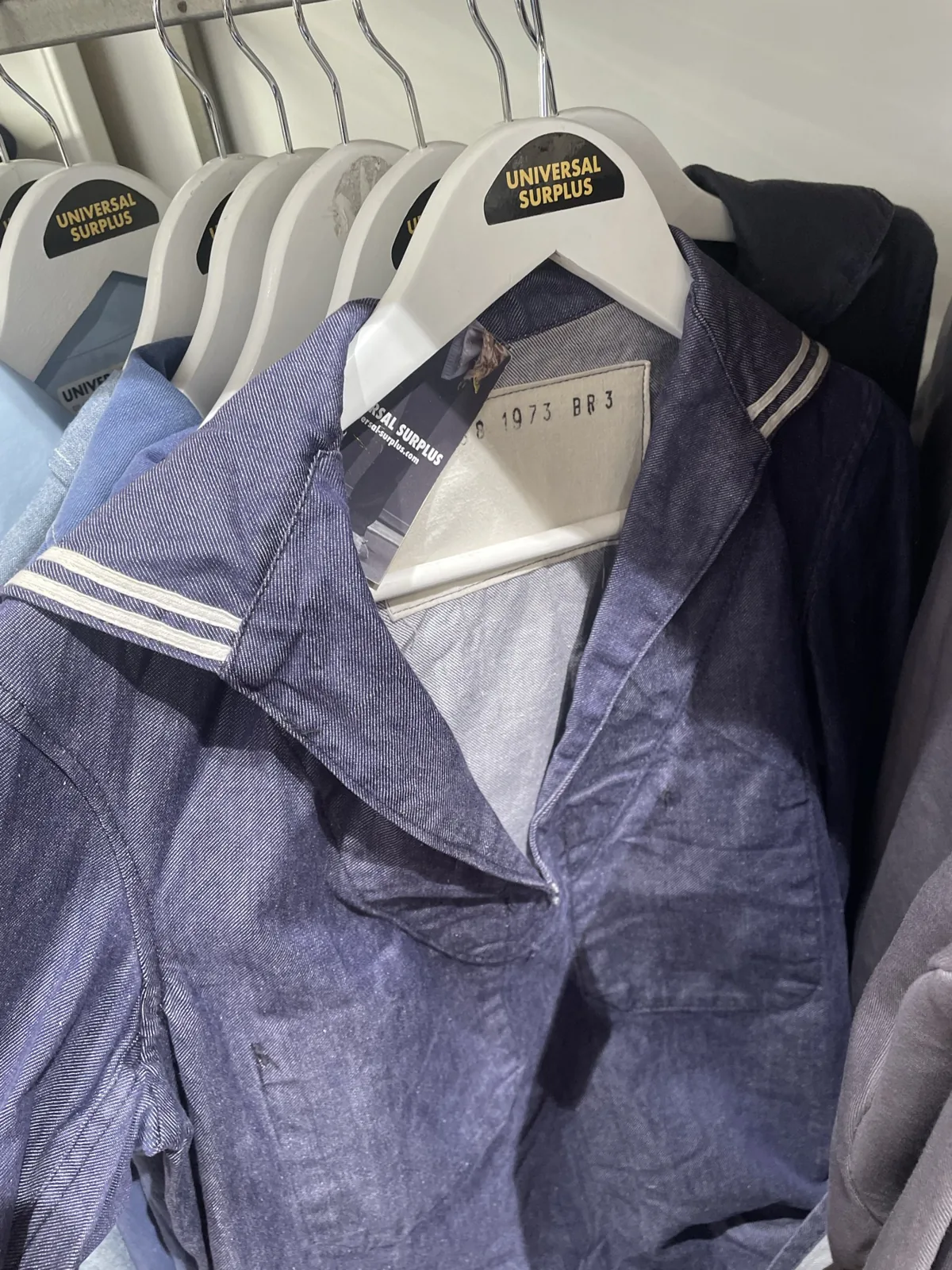 白いラインの入った襟と青い生地の服